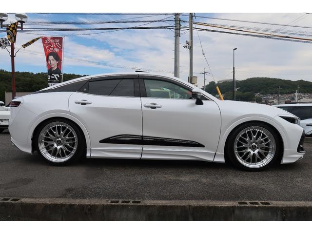 クラウンクロスオーバー ＲＳアドバンスド　ターボＨＶ　４ＷＤ　ＳＲ　モデリスタエアロ＆カラードフェンダ＆クールシャインキット　ＧＲトランクスポイラ＆ハンドルプロテクタ　エイムゲイン２２アルミ　車高調　ドライバーサポートＰ　リヤサポートＰ　禁煙（4枚目）