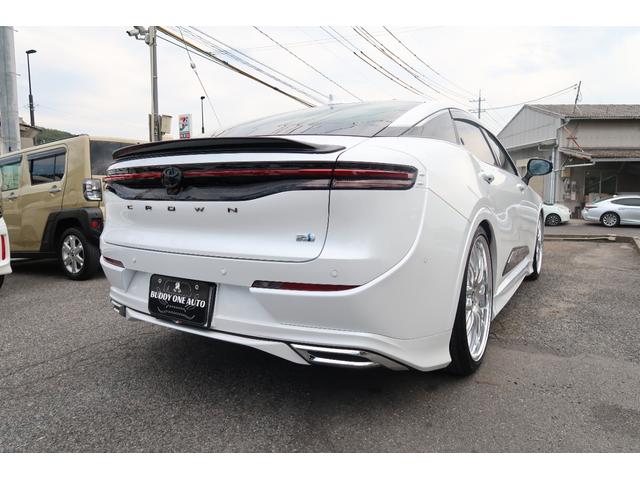 クラウンクロスオーバー ＲＳアドバンスド　ターボＨＶ　４ＷＤ　ＳＲ　モデリスタエアロ＆カラードフェンダ＆クールシャインキット　ＧＲトランクスポイラ＆ハンドルプロテクタ　エイムゲイン２２アルミ　車高調　ドライバーサポートＰ　リヤサポートＰ　禁煙（5枚目）