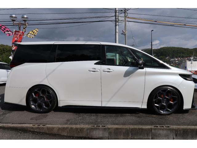 ヴェルファイアハイブリッド Z プレミア JBLサウンド&14型リヤエンターテインメント アドミレーションカーボンコンビエアロ&リヤスポ BCフォージド22アルミ KW車高調 イデアルブレーキキット SR サンセットブラウン 寒冷地仕様 禁煙(4枚目)