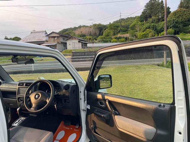 ジムニー ランドベンチャー　特別仕様車　ターボ　４ＷＤ　メッキグリル　専用シート　ゲート式ＡＴ　純正１６インチＡＷ　ナビ　ＴＶ　ＥＴＣ　記録簿　シートヒーター　切り替えボタン式４ＷＤ　改良型モデル　ドラレコ前後　７型後期（20枚目）