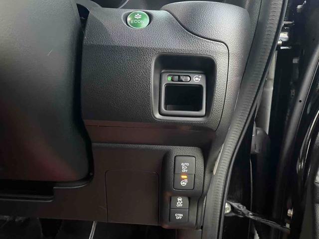 ハンドルのパワステの強弱の切り替えまでできます!リトラミラーのオンオフにステアリングヒーターまで!