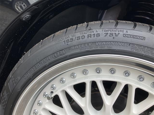 スペーシアカスタム ハイブリッドＸＳターボ　届出済未使用車・禁煙車・ブラック・　社外１６インチアルミホイール／タイヤ　ローダウン　フロント／サイド／リア　フラップスポイラー　両側電動スライドドア　クリアランスソナー　オートクルーズコントロール　オートライト　ＬＥＤヘッドランプ（27枚目）