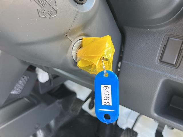 キャリイトラック KCエアコン・パワステ 届出済未使用車・禁煙車・ 7型 2WD 5F ホワイト(26U)スズキセーフティサポート パワーウィンドウ 衝突被害軽減システム クリアランスソナー レーンアシスト アイドリングストップ オートライト 三方開(42枚目)