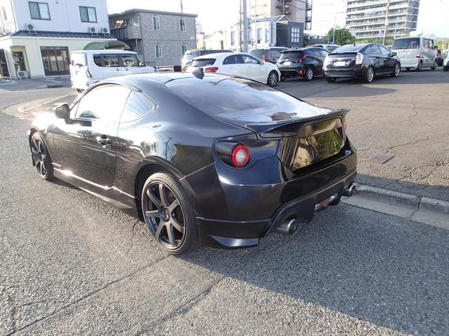 ８６ ＧＴリミテッド　６速ミッション　モデリスタエアロ　純正リアスポ　エンケイ１８アルミ　カロッツエリアオーディオディスプレー　ＣＤ　バックカメラ　オートクルーズ　ＨＩＤライト　フロントシートヒーター（12枚目）