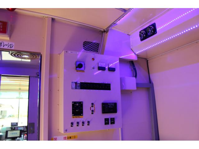 プロフィア バス（事務室車）　油圧ジャッキ　発電機　平成１７年式　ナビゲーション　バックモニター　ドライブレコーダー　油圧ジャッキ　ＳＲＳエアバッグ　発電機　天候対応シート（収納式）　室内壁掛けテレビ（５０インチ）　装備装飾（30枚目）