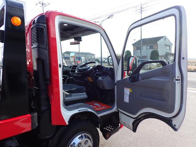 デュトロ キャリアカー（積載車・３ｔ積）　１８０馬力　令和１年式　極東　極東フラトップＺＥＲＯ（フルフラット型）　ハイグレード　油圧オートテールゲート　油圧ウインチ　ラジコン　電動パーキング　ナビ・ＴＶ（フルセグ）　Ｓミラー格納式　Ｓマーカーランプ　フォグランプ　ＥＴＣ（60枚目）