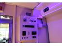 バス（事務室車）　油圧ジャッキ　発電機　平成１７年式　ナビゲーション　バックモニター　ドライブレコーダー　油圧ジャッキ　ＳＲＳエアバッグ　発電機　天候対応シート（収納式）　室内壁掛けテレビ（５０インチ）　装備装飾（30枚目）