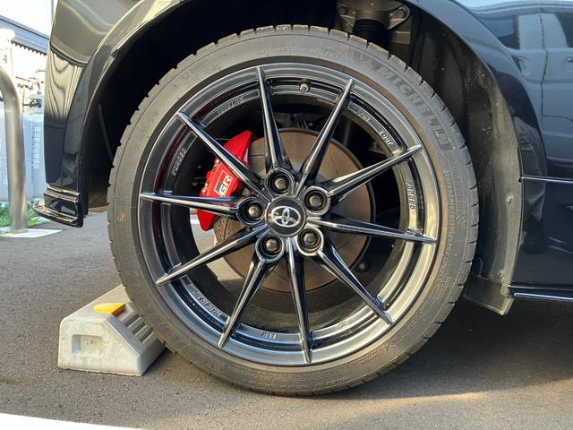 ＧＲヤリス ＲＺ　ハイパフォーマンス　ＧＲエアロ　マフラー　安全予防パッケージ　コンフォートパッケージ　６速ＭＴ　カラードキャリパー　ＪＢＬサウンド　シートヒーター　ハンドルヒーター　前後ドラレコ（4枚目）