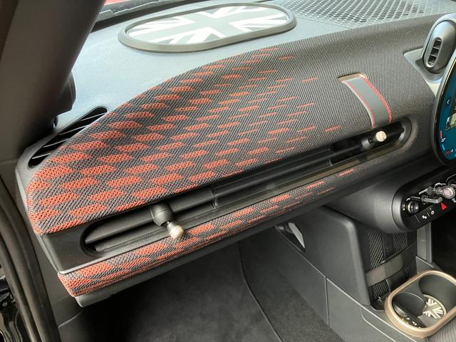 MINI ジョンクーパーワークス ジョンクーパーワークストリム 車高調 17インチアロイホイール 360°カメラ 有機ELディスプレイ ハーマンカードンサウンド ドライブレコーダー 専用マフラー 専用ブレーキ ドライバーアシスタンス(42枚目)