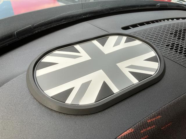 MINI ジョンクーパーワークス ジョンクーパーワークストリム 車高調 17インチアロイホイール 360°カメラ 有機ELディスプレイ ハーマンカードンサウンド ドライブレコーダー 専用マフラー 専用ブレーキ ドライバーアシスタンス(43枚目)