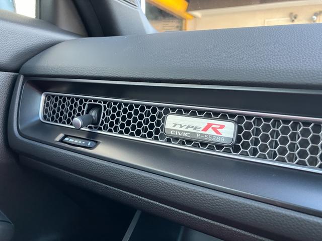 シビック タイプＲ　登録済未使用車　レーシングブルーパール　ＬＥＤヘッドライト　１９インチＡＷ　６速ＭＴ　ホンダセンシング　ＣＯＮＮＥＣＴディスプレー　バックモニター　ＥＴＣ２．０　レーダークルーズ　ＨｏｎｄａＬｏｇＲ（13枚目）