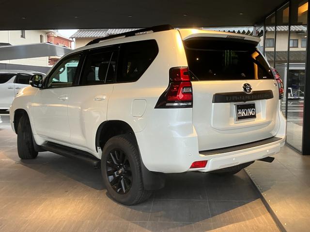 ランドクルーザープラド ＴＸ　Ｌパッケージ　マットブラックエディション　ワンオーナー　７人乗り　サンルーフ　ベージュ内装　パノラミックビュー　ＢＳＭ　ソナー　寒冷地　ルーフレール　シートヒーター　ベンチレーション　レーダークルーズ（2枚目）