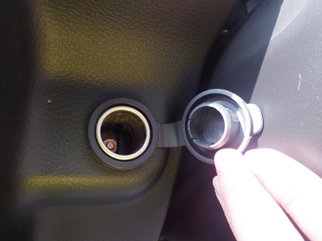 �n���h���̍����ɂ̓A�N�Z�T���[�\�P�b�g�i�P�j���t���Ă���܂��B�s�̂̃P�[�u���E�p�i���g�p����Όg�т̏[�d���\�ł��B