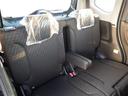 後席はゆったり乗れる空間になっております。アームレスト付きですが、使用しないときは収納できます。