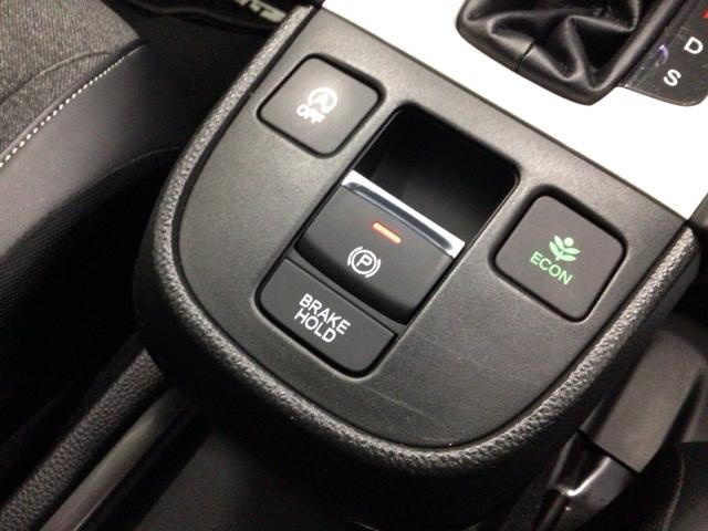 �w��̑���Ńp�[�L���O�u���[�L�́u�쓮�Ɖ����v���s�����Ƃ��ł��鑕���B�u���[�L�y�_�����瑫�𗣂��Ă���~�������Ă����I�[�g�u���[�L�z�[���h�@�\�B�M���҂��Ȃǂ̍ۂɂ͕֗��B�d�b�n�^�]�Œ�R��s��