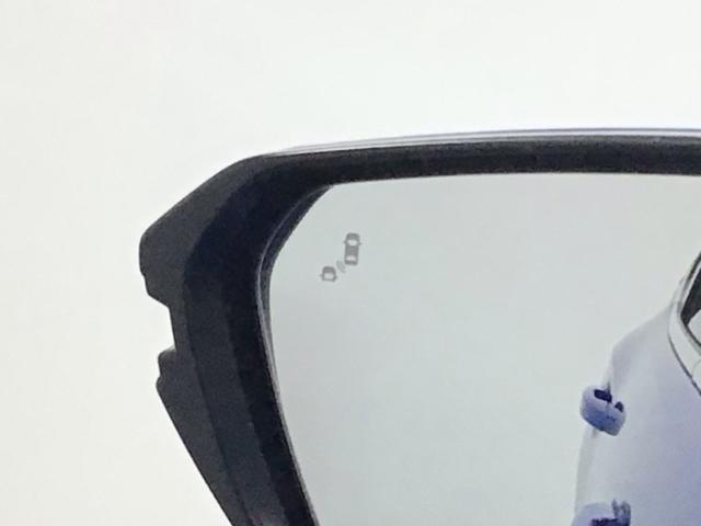 斜め後ろに存在する車を探知。その方向のドアミラー鏡面上にマークを表示し、存在をお知らせしてくれます。また、その方向にウインカーを操作すると、マークの点滅と警告音で注意を促します！