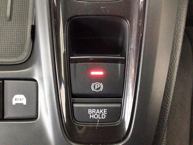 指先の操作でパーキングブレーキの「作動と解除」が行うことができる装備。ブレーキペダルから足を離しても停止し続けてくれるオートブレーキホールド機能。信号待ちなどの際には便利。ＥＣＯ運転で低燃費走行♪