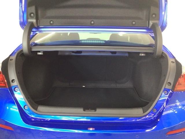 セダンならではの、独立したトランクルームは幅があり、開口部も広く、積み下ろしがしやすくなっております♪
