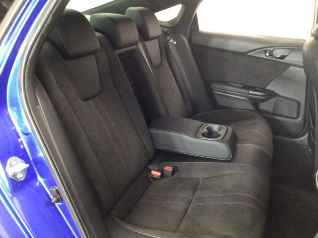 【後席】後席シートももちろん足下広々で快適♪収納式のアームレストも装備しており、後席の方もユッタリおくつろぎいただけます♪是非一度実際にご覧になってください！