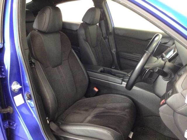 【前席】充分な広さを確保した、快適な前席！インテリアカラーも落ち着いたお色です♪センターアームレストも付いて、リラックスした姿勢で運転していただけます♪
