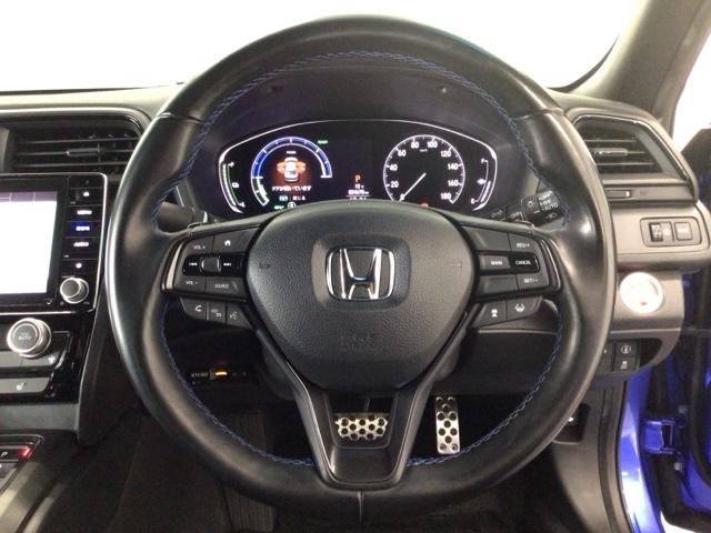 【ハンドル】運転にかかわる様々な操作を安全に行えるように視点移動が少なく操作性に配慮されたスイッチ類が凝縮されたコックピットです。