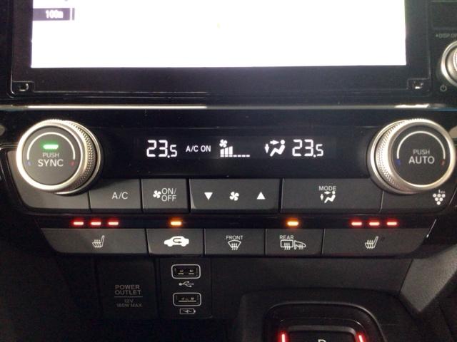 【左右独立オートエアコン】左右席で独立温度コントロールが可能です。運転席はキンキンに冷やして助手席はマイルドにと言った設定が可能です☆暑さ寒さでケンカすることもなくなりますね♪