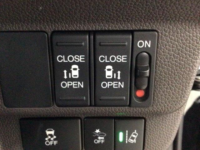 【両側パワースライドドア】両側がパワースライドドアになっており、運転席のスイッチやスマートキーでも開閉が可能です！開口部も広いので乗り降りも楽々♪