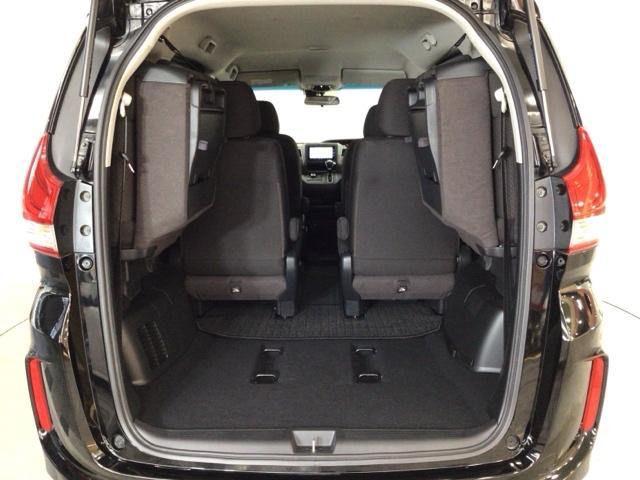 ３列シートを跳ね上げると、大きな荷物も積みこめます！使い勝手もいいですね♪