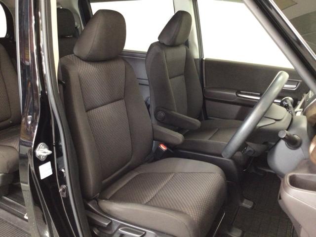 【前席】体を包み込むような形状でホールド感のあるフロントシート。しっかりと支えてくれるので長時間の運転を快適にサポートしてくれます。もちろん足元もゆったりしてますのでおくつろぎいただけます♪