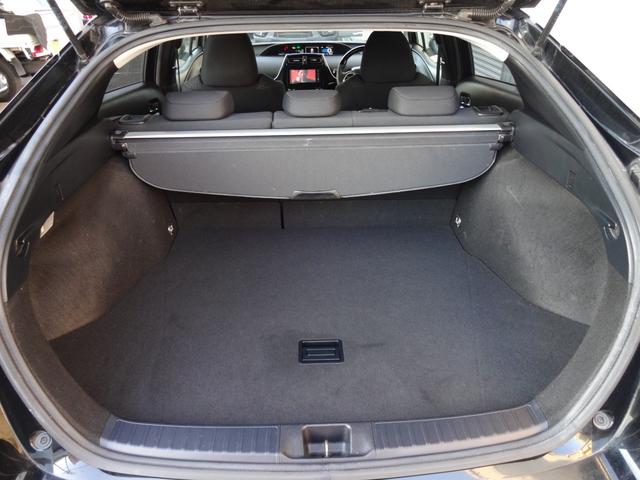 プリウス Ｓ　セーフティーセンス　ＬＥＤヘッドライト　ＬＥＤフォグ　メモリーナビ　フルセグＴＶ　ＤＶＤ再生　Ｂｌｕｅｔｏｏｔｈ　バックカメラ　ＥＴＣ　スマートキー　１７インチアルミ　禁煙車（17枚目）