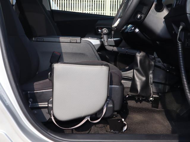 プリウスアルファ Ｓ　フレンドマチック車　タイプ２助手席リフトアップシート付き　ＡＢＳ、運転席・助手席エアバックカーテンエアバッグ、ドライブレコーダー（前後）、専用軽減パワステ、手押しパーキングブレーキ、旋回ノブ、リモコン式専用運転席パワーシート、移乗ボード、電動式車いす収納装置（9枚目）