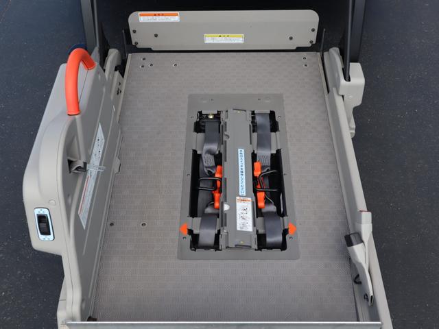 NV350キャラバンバン 車いすリフト車 車いす2台仕様 福祉装置整備 定期点検整備 ABS、運転席・助手席エアバッグ、キーレス、衝突被害軽減ブレーキ、アラウンドビューモニター(ルームミラー内)、バックブザー、リヤクーラー、リヤヒーター、杖・傘立て(2枚目)