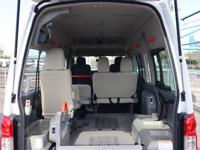 NV350キャラバンバン 車いすリフト車 車いす2台仕様 福祉装置整備 定期点検整備 ABS、運転席・助手席エアバッグ、キーレス、衝突被害軽減ブレーキ、アラウンドビューモニター(ルームミラー内)、バックブザー、リヤクーラー、リヤヒーター、杖・傘立て(3枚目)