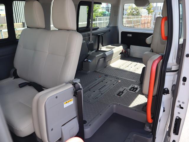 NV350キャラバンバン 車いすリフト車 車いす2台仕様 福祉装置整備 定期点検整備 ABS、運転席・助手席エアバッグ、キーレス、衝突被害軽減ブレーキ、アラウンドビューモニター(ルームミラー内)、バックブザー、リヤクーラー、リヤヒーター、杖・傘立て(12枚目)