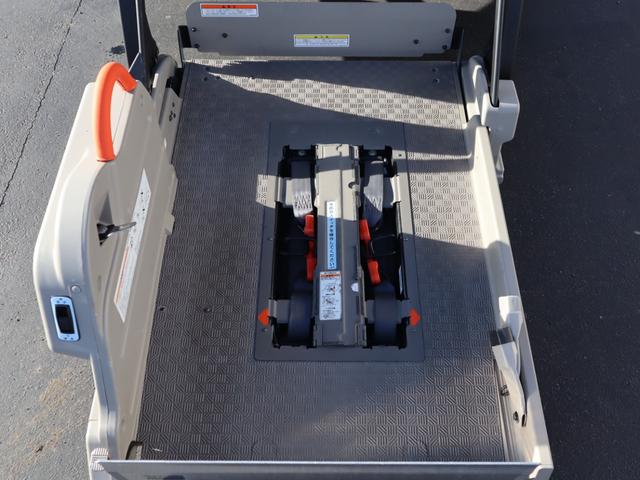 NV350キャラバンバン 車いすリフト車 車いす2台仕様ストレッチャー固定装置付き ABS、運転席・助手席エアバッグ、キーレス、衝突被害軽減ブレーキ、アラウンドビューモニター(ルームミラー内)、リヤクーラー、リヤヒーター、ストレッチャー固定装置、プライバシーガラス(3枚目)