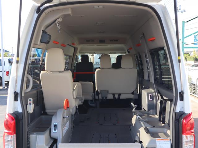 NV350キャラバンバン 車いすリフト車 車いす2台仕様ストレッチャー固定装置付き ABS、運転席・助手席エアバッグ、キーレス、衝突被害軽減ブレーキ、アラウンドビューモニター(ルームミラー内)、リヤクーラー、リヤヒーター、ストレッチャー固定装置、プライバシーガラス(4枚目)