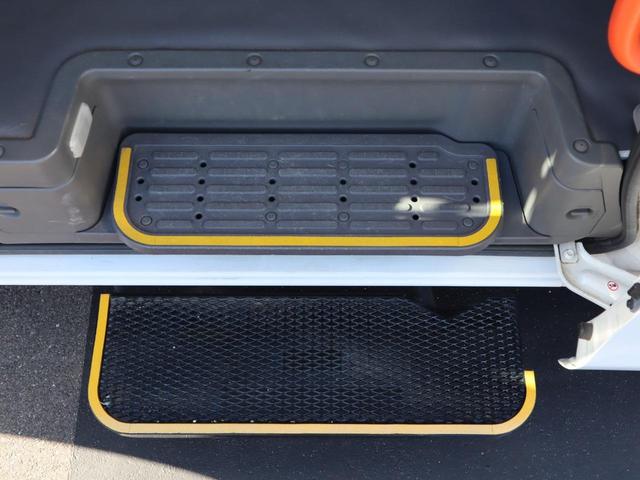 ＮＶ３５０キャラバンバン 車いすリフト車　車いす２台仕様　車いすリフト車　車いす２台仕様　ＡＢＳ、運転席・助手席エアバッグ　キーレス　ナビ　バックカメラ（メーター内）　リヤクーラー　リヤヒーター　プライバシーガラス（8枚目）