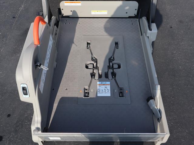 NV350キャラバンバン 車いすリフト車 車いす2台仕様 車いすリフト車 車いす2台仕様 車いす2台+8名 4WD(3枚目)