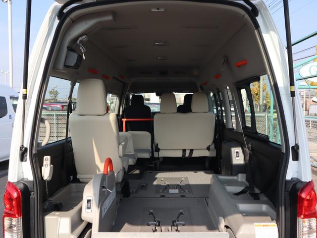 NV350キャラバンバン 車いすリフト車 車いす2台仕様 車いすリフト車 車いす2台仕様 車いす2台+8名 4WD(4枚目)
