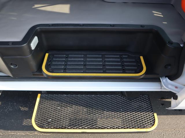 NV350キャラバンバン 車いすリフト車 車いす2台仕様 車いすリフト車 車いす2台仕様 車いす2台+8名 4WD(8枚目)