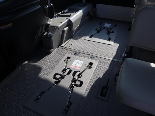 NV350キャラバンバン 車いすリフト車 車いす2台仕様 車いすリフト車 車いす2台仕様 車いす2台+8名 4WD(12枚目)