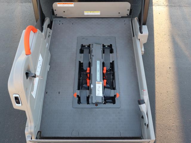 ＮＶ３５０キャラバンバン 車いすリフト車　車いす２台仕様　車いすリフト車　車いす２台仕様　車いす２台＋８名（3枚目）