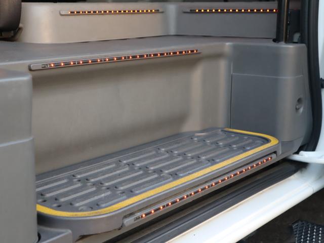 ＮＶ３５０キャラバンバン 車いすリフト車　車いす２台仕様　車いすリフト車　車いす２台仕様　車いす２台＋８名（10枚目）