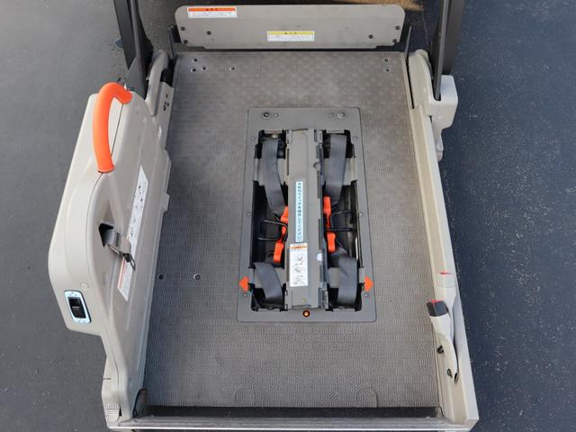 ＮＶ３５０キャラバンバン 車いすリフト車　車いす２台仕様　車いすリフト車　車いす２台仕様　車いす２台＋８名（3枚目）