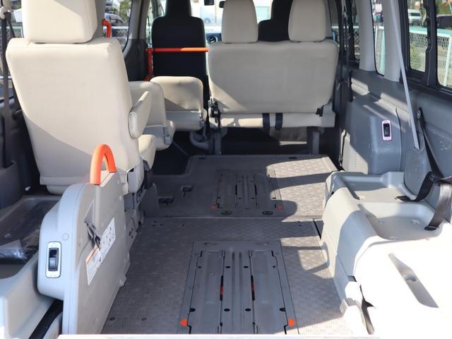ＮＶ３５０キャラバンバン 車いすリフト車　車いす２台仕様　車いすリフト車　車いす２台仕様　車いす２台＋８名（5枚目）