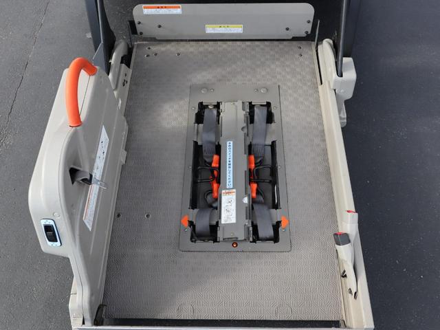 ＮＶ３５０キャラバンバン 車いすリフト車　車いす２台仕様　車いすリフト車　車いす２台仕様　衝突被害軽減ブレーキ、ナビ、アラウンドビューモニター　ナビ　バックブザー　ルーフサイドウィンドウ　出てくる手すり（前側）　アシストレール（左右）　ステップイルミ（3枚目）