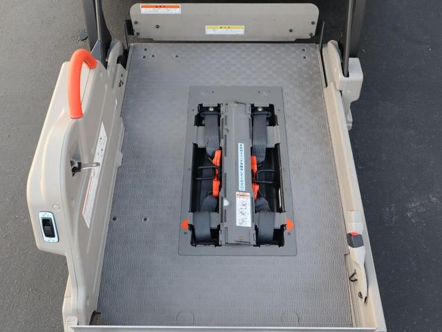 ＮＶ３５０キャラバンバン 車いすリフト車　車いす１＋１名仕様　車いすリフト車　車いす１＋１名仕様　ＡＢＳ　運転席・助手席エアバッグ　キーレス　衝突被害軽減ブレーキ　ＣＤ，アラウンドビューモニター（ルームミラー内）　リヤクーラー　リヤヒーター（3枚目）