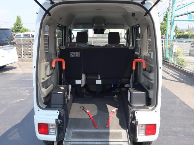 NV100クリッパーリオ 車いすスロープ車 左右分割式リヤシート付き 車いすスロープ車 左右分割式リヤシート付き 衝突被害軽減ブレーキ、ナビ・バックカメラ リヤヒーター ウィンチ用リモコン ABS 運転席・助手席エアバッグ インテリキー&プッシュスタート(4枚目)