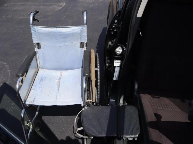 アクア Ｇ　フレンドマチック車　タイプ２　定期点検整備　納車点検整備　フレンドマチック車　タイプ２　専用軽減パワステ　手動運転装置　旋回ノブ　リモコン式専用運転席パワーシート　運転席シートバック中折れ用ストラップ　助手席前倒しストラップ　バックドア用ストラップ（11枚目）