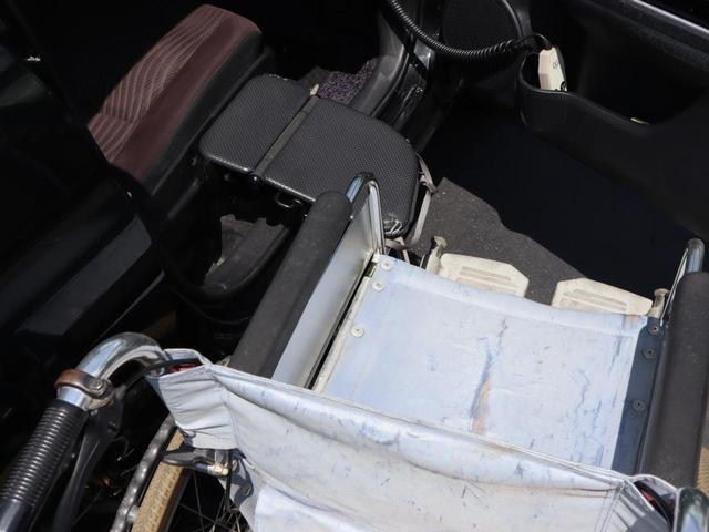 アクア Ｇ　フレンドマチック車　タイプ２　定期点検整備　納車点検整備　フレンドマチック車　タイプ２　専用軽減パワステ　手動運転装置　旋回ノブ　リモコン式専用運転席パワーシート　運転席シートバック中折れ用ストラップ　助手席前倒しストラップ　バックドア用ストラップ（12枚目）